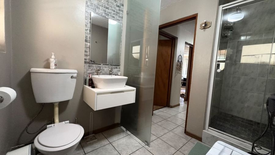 5 Bedroom Property for Sale in Voelklip Western Cape